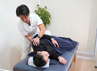 フィットネスジムインストラクターの経験から寝ながらお家で出来る簡単なセルフケアを知っていて症状が戻りにくい環境づくりをアドバイス出来るから!!